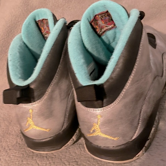 705178-045
DUST/METALLIC GOLD-BLACK
Retail Price
$190
Release Date
02/15/2015 - Picture 8 of 8